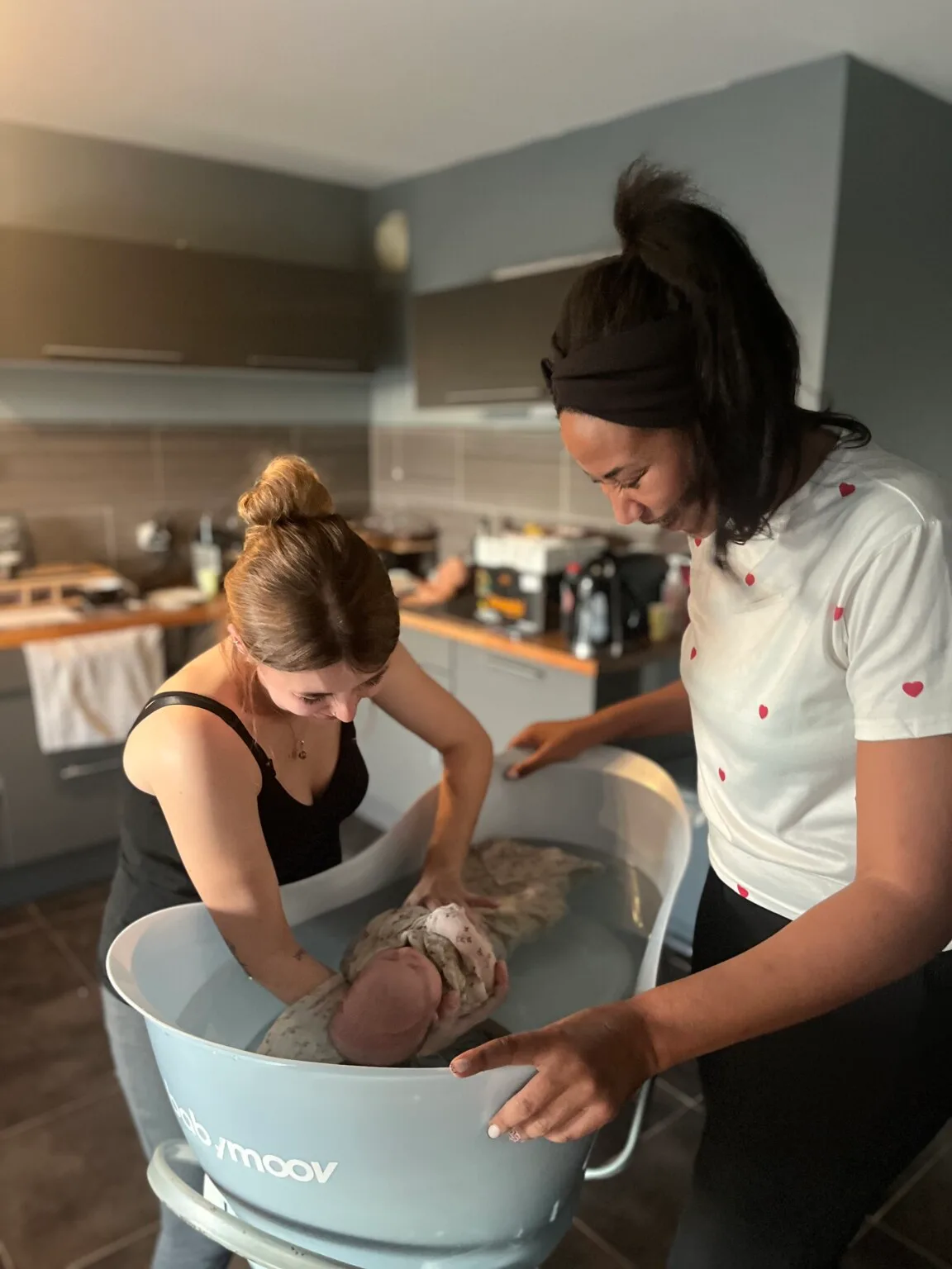 Moment de Douceur : Le Bain Sensoriel de Bébé